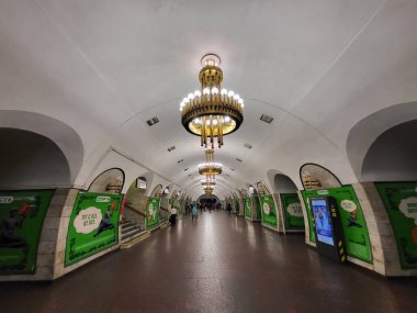 Metro istasyonu Ploshcha Ukrayna Heroiv 'in (Ukrayna Kahramanlar Meydanı) içinde. Derin pilon istasyonunun içinde. Kyiv, Ukrayna - Kasım 2023.
