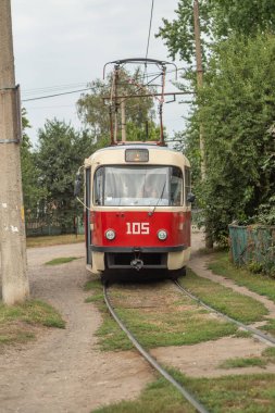 Köy yolundaki eski kırmızı Tatra T3 tramvayı. Konotop, Sumy Oblastı, Ukrayna - 24 Ağustos 2020