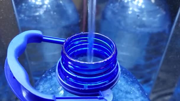 Dentro Dispensador Água Potável Água Derramada Uma Garrafa Azul Plástico — Vídeo de Stock