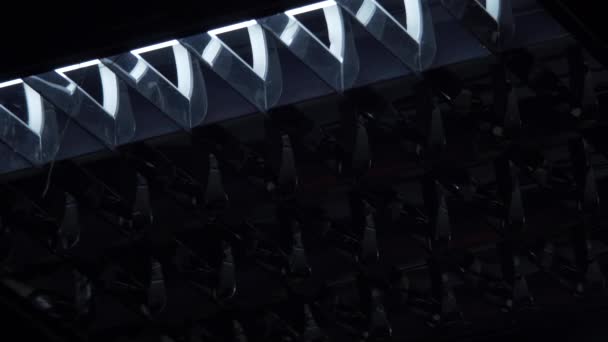ดโคมไฟฟล ออเรสเซนต ในโคมไฟส เหล ยมในห องม — วีดีโอสต็อก