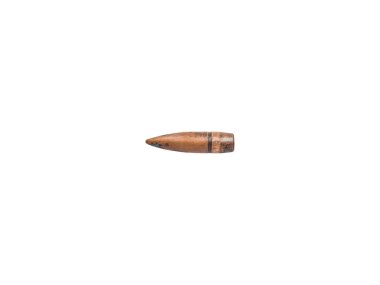 7.62 mm 'lik ateşli silah mermisi beyaz arka planda izole edilmiştir..