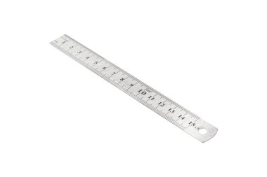 Metal çelik cetvel beyaz arkaplanda izole edilmiştir.