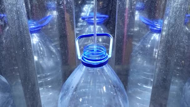 Drinkwaterdispenser Wordt Water Gegoten Een Plastic Liter Blauwe Fles Close — Stockvideo