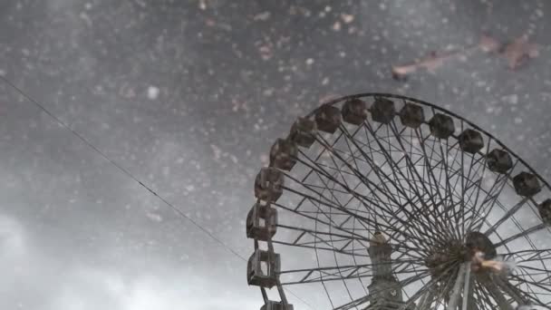 雨の日に灰色の秋の日にプリドルにフェリスホイールの反射 — ストック動画