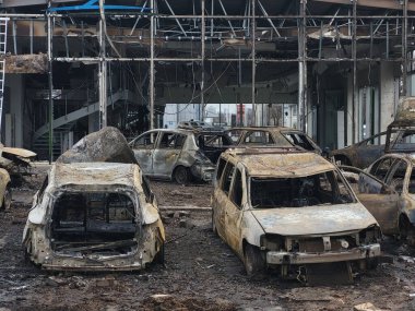 Rusya 'nın Kyiv' i bombalaması sonucu yanmış arabalar. Ukrayna 'da savaş. Kyiv, Ukrayna. - 2 Ocak 2024.