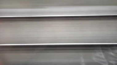 Demiryolundaki raylar hızlı hareketle yatay olarak bulanıklaşıyor. Zaman Uygulaması