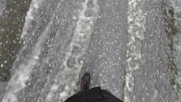 Человеческие Ноги Идут Грязной Заброшенной Асфальтовой Дороге Талым Снегом Вид — стоковое видео