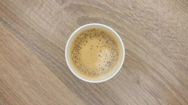 Draufsicht Auf Weißes Papier Einweg Irische Kaffeetasse Mit Schaum Auf — Stockvideo