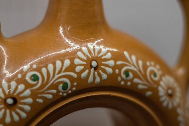 Ukrayna kumanhalarına yakın plan terracotta seramiklerinden yapılmış boya. Kyiv, Ukrayna - Aralık 2023.