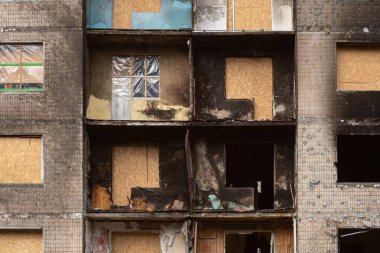 Kyiv, Ukrayna - 18 Şubat 2024: Rus ordusu tarafından bombalanan konut binasının pencereleri.