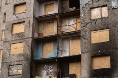 Kyiv, Ukrayna - 18 Şubat 2024: Rus ordusu tarafından bombalanan konut binasının pencereleri.