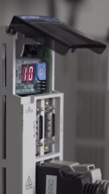 Üzerinde 10 numarası bulunan yanıp sönen LED göstergesi olan Stepper motor denetleyicileri, sağda metin için boş alanı olan, yakın plan.