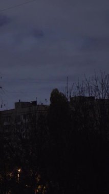 Rusya 'nın elektrik santrallerini bombalaması sonrasında Kyiv' in yerleşim bölgesinde elektrik kesintisi yaşanıyor..