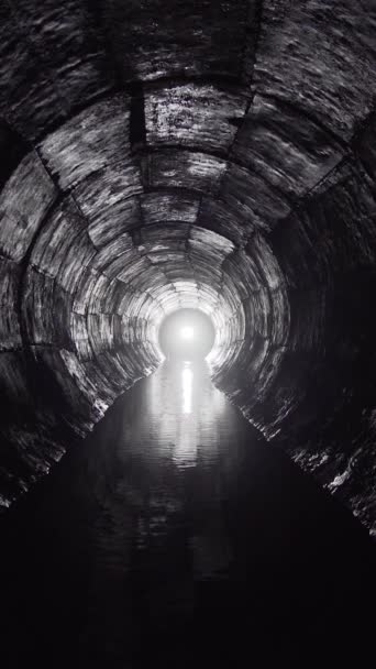 Runde Dreneringstunneler Betong Med Vann Bygd Med Forskaling Med Lys – stockvideo