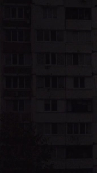 Затемнення Електрики Житловому Районі Києва Після Російського Обстрілу Електростанцій — стокове відео