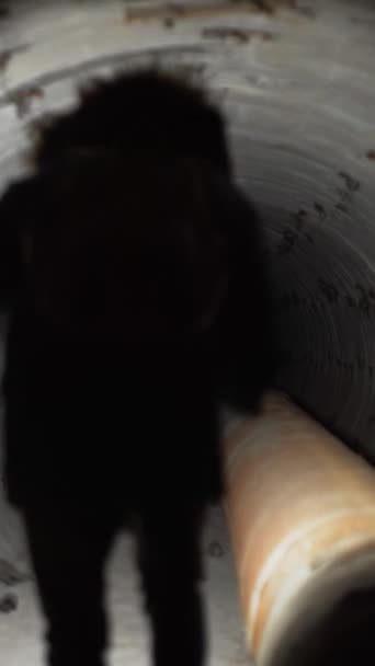 Adamın Biri Elinde Bir Boruyla Yeraltı Iletişim Tünelinden Geçiyor — Stok video