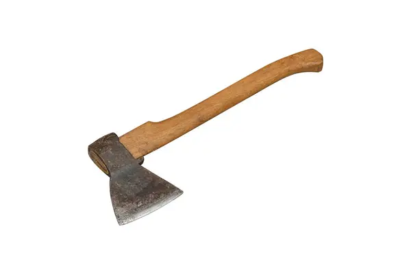 Beyaz arkaplanda izole edilmiş eski balta.