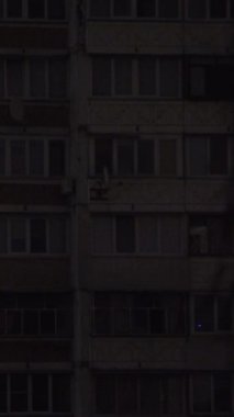 Rusya 'nın elektrik santrallerini bombalaması sonrasında Kyiv' in yerleşim bölgesinde elektrik kesintisi yaşanıyor..