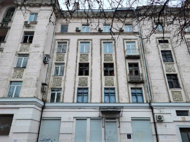 Tatarka, Kyiv, Ukrayna - 03 Mart 2024: Rus ordusu tarafından Kyiv 'in bombalanması sırasında hasar gören ev.