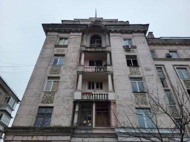 Tatarka, Kyiv, Ukrayna - 03 Mart 2024: Rus ordusu tarafından Kyiv 'in bombalanması sırasında hasar gören ev.