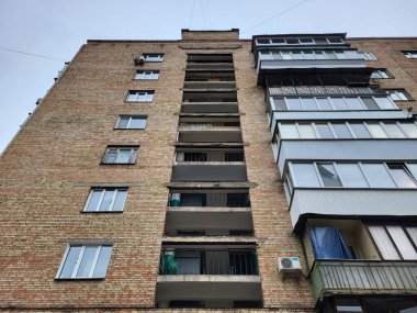 Tatarka, Kyiv, Ukrayna - 03 Mart 2024: Rus ordusu tarafından Kyiv 'in bombalanması sırasında hasar gören ev.