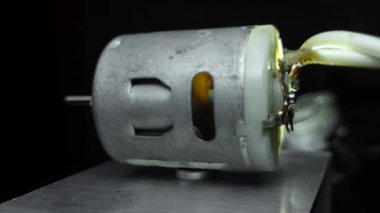 Karanlık soyut uzayda hareket halinde küçük bir elektrik motoru.