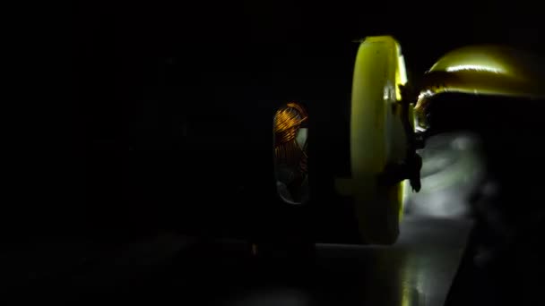 Pequeño Motor Eléctrico Movimiento Espacio Abstracto Oscuro — Vídeos de Stock
