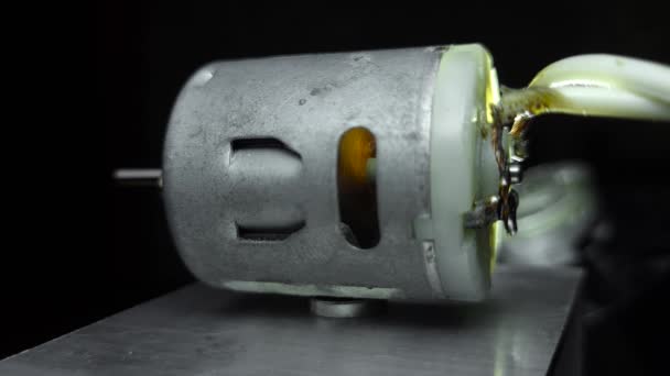 Μικρός Ηλεκτρικός Κινητήρας Κίνηση Στο Σκοτεινό Αφηρημένο Χώρο — Αρχείο Βίντεο