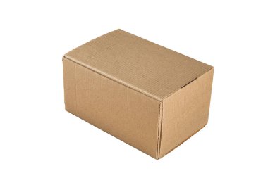 Kapalı karton kutu beyaz arkaplanda izole edilir.