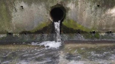 Su borudan nehre akıyor, yağmur giderindeki suyu boşaltıyor..