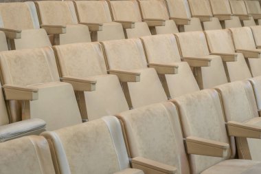 Toplantı salonunda boş bej sandalyeler, yakın plan..