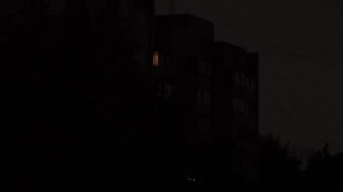 Rusya 'nın yıldırım düşmesi sırasında elektrik santrallerini bombalaması sonrasında Kyiv' in yerleşim bölgesinde elektrik kesintisi yaşandı..