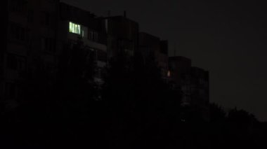 Rusya 'nın yıldırım düşmesi sırasında elektrik santrallerini bombalaması sonrasında Kyiv' in yerleşim bölgesinde elektrik kesintisi yaşandı..
