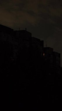 Rusya 'nın yıldırım düşmesi sırasında elektrik santrallerini bombalaması sonrasında Kyiv' in yerleşim bölgesinde elektrik kesintisi yaşandı..