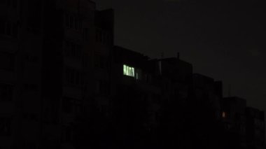 Rusya 'nın yıldırım düşmesi sırasında elektrik santrallerini bombalaması sonrasında Kyiv' in yerleşim bölgesinde elektrik kesintisi yaşandı..
