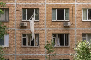 KYIV, UKRAINE - 8 Temmuz 2024: Yerleşim bölgelerinden birinde Rus füzesinin çarpması sonucu evin pencereleri havaya uçtu.