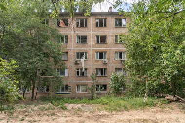 KYIV, UKRAINE - 8 Temmuz 2024: Yerleşim bölgelerinden birinde Rus füzesinin çarpması sonucu evin pencereleri havaya uçtu.