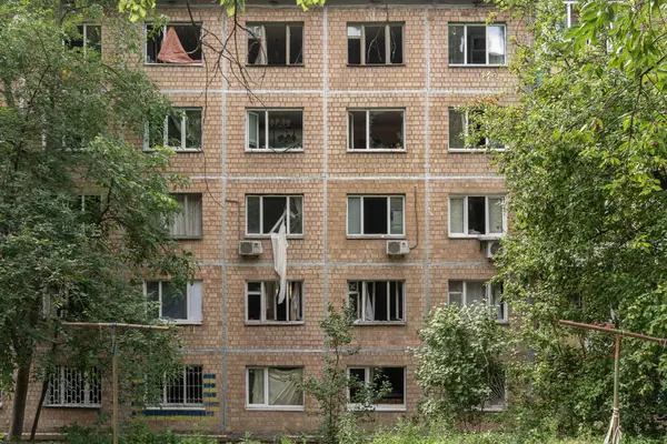 stock image KYIV, UKRAINE - JULY 8, 2024: The windows of the house were blown out by the blast wave from the impact of the Russian missile in one of the residential district.