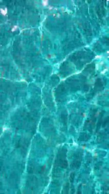 Su altı yüzme havuzunun yüzeyi gün ışığında.