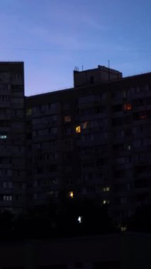Rusya 'nın elektrik santrallerini bombalamasından sonra Kyiv' in yerleşim bölgesinde elektrik kesintisi yaşandı. Kyiv, Ukrayna.