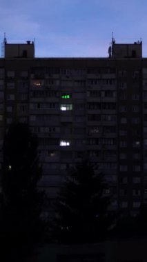 Rusya 'nın elektrik santrallerini bombalamasından sonra Kyiv' in yerleşim bölgesinde elektrik kesintisi yaşandı. Kyiv, Ukrayna.