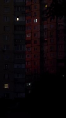 Rusya 'nın elektrik santrallerini bombalaması sonrasında Ukrayna' nın başkenti Kyiv 'de elektrik kesintisi yaşandı..