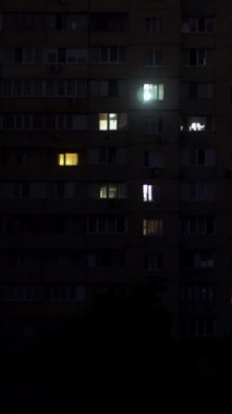 Rusya 'nın elektrik santrallerini bombalaması sonrasında Ukrayna' nın başkenti Kyiv 'de elektrik kesintisi yaşandı..