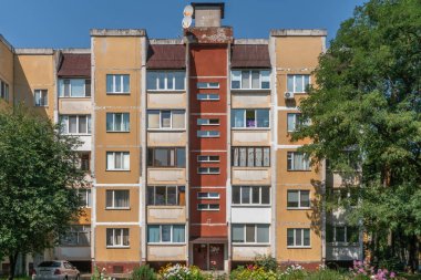 Güneşli bir yaz gününde çok katlı, çok katlı, prefabrik beton konut binası. Kyiv Mahallesi, Slavutych, Ukrayna - 14 Temmuz 2024.