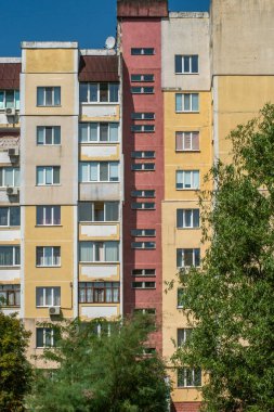 Güneşli bir yaz gününde çok katlı, çok katlı, prefabrik beton konut binası. Kyiv Mahallesi, Slavutych, Ukrayna.