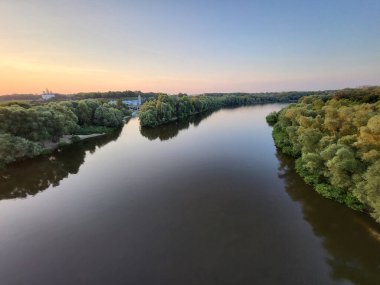 Yazın bulutsuz bir günde Desna Nehri 'nde. Yukarıdan bak. Chernihiv, Ukrayna.