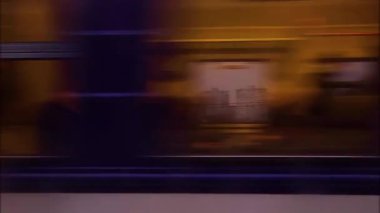 Hareket halindeki yolcu treni yüksek hızda hareket ediyor. Görsel efekt.