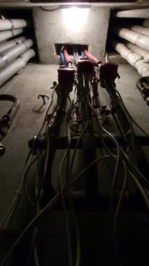 Ev mühendisliği iletişimi, kanalizasyon boruları, su ve ısıtma sistemli tünel..