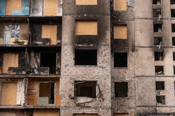 Kyiv, Ukrayna - 18 Şubat 2024: Rus ordusu tarafından bombalanan konut binasının pencereleri.