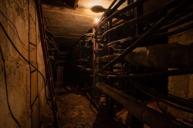 Bir sürü kablosu olan karanlık yeraltı iletişim tüneli..